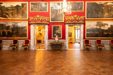 Roma, İtalya - 28 Aralık 2023: Doria Pamphilj Sarayı, 16. yüzyıl lüks sanat koleksiyonu.