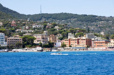 Liguria, İtalya - 07 Ağustos 2023: Rapallo ve Santa Margherita Ligure, Ligurian Riviera arasındaki kıyı şeridi.