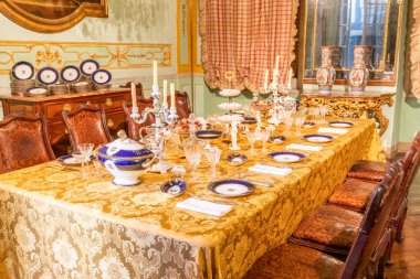 Cenova, İtalya - 8 Ağustos 2023: Spinola Sarayı. Klasik lüks yemek odası, şık mobilyalar - masa ve sandalyeler