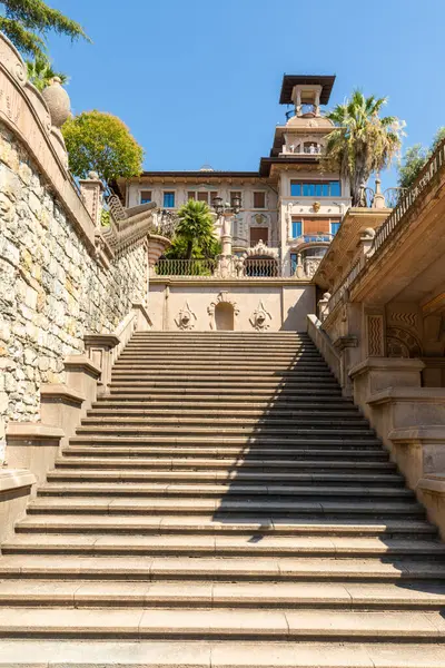 Imperia, İtalya - 14 Ağustos 2023 Villa Grock. Ünlü palyaçonun tarihi evi, mavi gökyüzü güneşli bir gün.