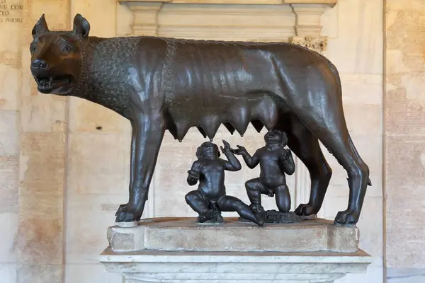 Rzym Włochy Sierpnia 2023 Muzeum Kapitolu Wilczyca Arcydzieło Rzeźby Brązu Zdjęcia Stockowe bez tantiem