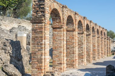 İtalya 'ya seyahat. Catullus 'un mağaraları, Sirmione' deki antik Roma villası, Garda Gölü - MS 1. yüzyıl.