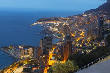Monte Carlo panoraması gece aydınlandı. Lüks mimarisi olan şehir manzarası