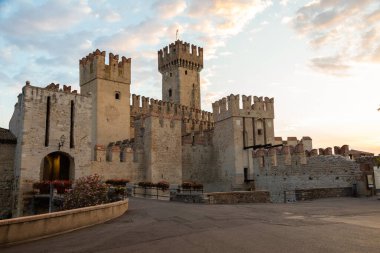Sirmione, İtalya - Haziran 2022: Garda Gölü 'ndeki Sirmione Kalesi. Suda ortaçağ manzaralı bir bina