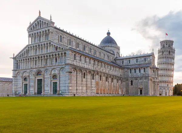 意大利比萨 2023年6月29日 大教堂观光 旅游目的地 日出光 著名艺术建筑 图库照片