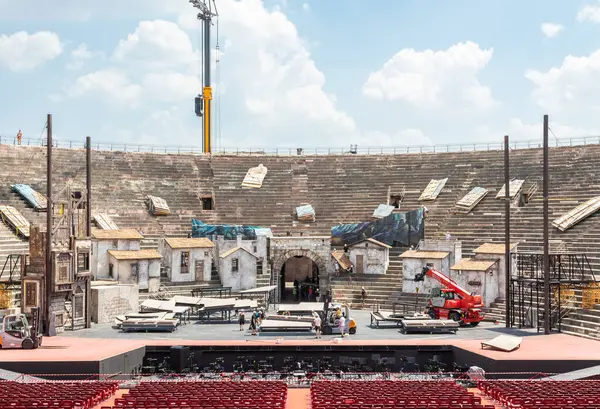 Verona Giugno 2022 Gli Operai Preparano Palcoscenico Rappresentazione Teatrale Nella Foto Stock