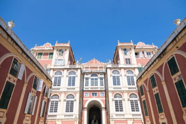 Cenova, İtalya - 6 Ağustos 2023: Kraliyet Sarayı - Palazzo Reale - mavi gökyüzü ile dış görünüş, hiç kimse