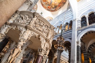 Pisa, İtalya - 29 Haziran 2023. Katedralin içi. Kürsü, Ortaçağ sanat şaheseri heykeltıraş Giovanni Pisano, 1310