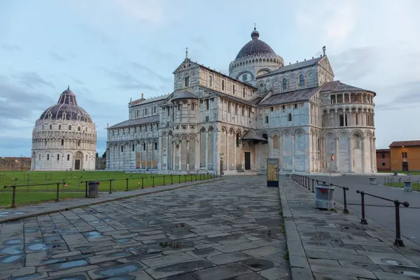 Pisa Italien Juni 2023 Außenfassade Der Kathedrale Mit Taufbecken Frühmorgendliches Stockbild