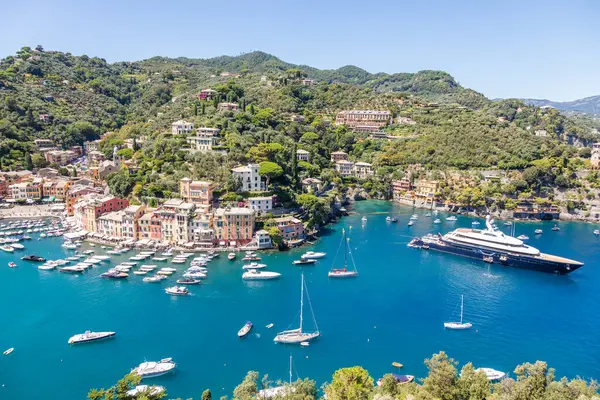Portofino Włochy Sierpnia 2023 Malownicza Panorama Morzem Luksusowym Jachtem Los Zdjęcie Stockowe