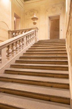 Torino, İtalya - Nisan 2023: lüks barok merdiven, zarif klasik iç mekan