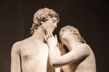Bassano del Grappa, İtalya - Aralık 2022: Venüs ve Adonis, yazan Antonio Canova, 1822. Klasik heykel, aşk konsepti, romantizm, güzellik