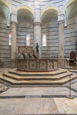 Pisa, İtalya - 29 Haziran 2023: Baptistery iç mimarisi, bazilika sunağı, Katolik kilisesi. İtalya 'ya seyahat.