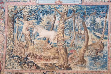 Isola Bella, İtalya - 1 Ağustos 2023: Borromeo Sarayı 'ndaki antik İtalyan duvar halısının ayrıntıları. İç duvarlarda antik süslemeler, fantezi yaratıkları.