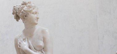 Possagno, İtalya - Haziran 2022: Venere Italica - İtalyan Venüs - Antonio Canova, 1811. Müzedeki güzel tanrıça heykeli