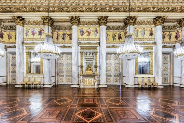 Torino, İtalya - 17 Kasım 2023: 1842 'de Royal Palace' ın içindeki barok balo salonu. Lüks mermer, antika avize, klasik zemin.