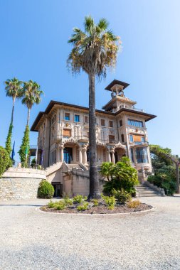 Imperia, İtalya - 14 Ağustos 2023 Villa Grock. Ünlü palyaçonun tarihi evi, mavi gökyüzü güneşli bir gün.