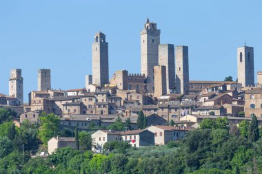 San Gimignano köyü, İtalya - yeşil kırsal bölge, mavi gökyüzü, şehir ve kuleleri olan tepe manzarası