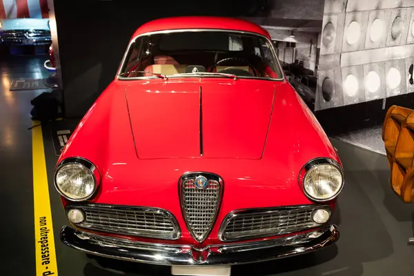トリノ イタリア November 2023 車博物館 1954年 アルファロメオ ジュリエッタ スプリント レッドスパイダー ストック写真