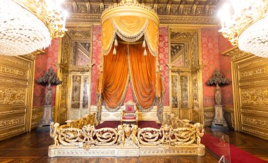 Torino, İtalya - Nisan 2023 Kraliyet Sarayı Taht Odası. Lüks, zarif antik iç mimari, yaklaşık 1860 'larda.