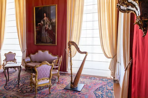 威尼斯 雷亚尔 Venaria Reale 意大利 2023年2月 皇家宫殿 带有竖琴 窗户和巴洛克装饰的透视 图库图片