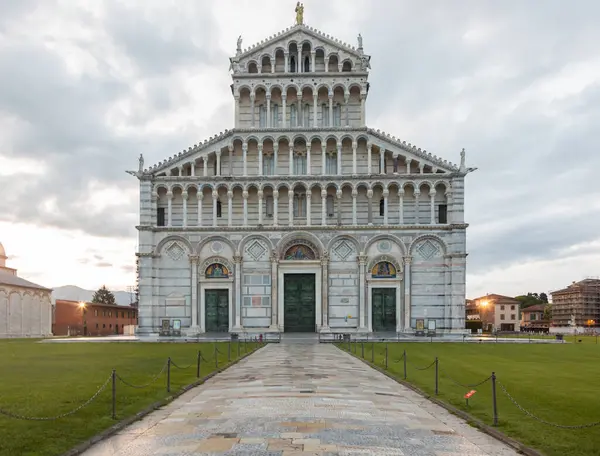 イタリア 2023年6月29日 大聖堂観光 旅行先 日の出ライト 有名な芸術的な建物 ストック写真