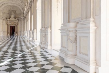 Reggia di Venaria Reale, İtalya - Ekim 2022: koridor perspektifi, lüks mermer, galeri ve pencereler - Kraliyet Sarayı