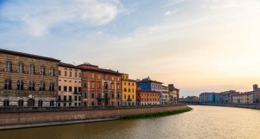 Pisa, İtalya - 30 Nisan 2024. Gün batımında Arno nehrinin manzarası. Skyline şehir manzarası.