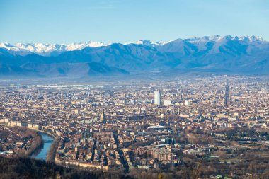 Torino, İtalya - 24 Aralık 2023: Alpler ve mavi gökyüzü panoramik manzara