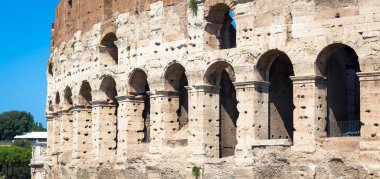 Roma, İtalya - Marcello Tiyatrosu mavi gökyüzü ile dış görünüşü. Ünlü Roma simgesi