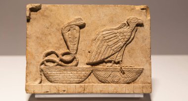 Torino, İtalya - 28 Aralık 2023: Mısır Müzesi. Akbaba ve kobra plakalı, kireçtaşı, M.Ö. 400.