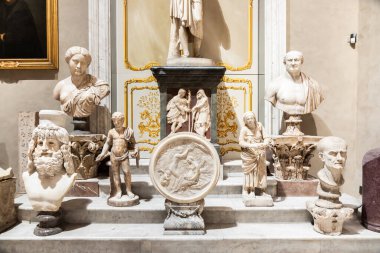 Roma, İtalya - 28 Aralık 2023: Doria Pamphilj Sarayı, antik sanat müzesi iç mimarisi