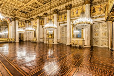 Torino, İtalya - 17 Kasım 2023: 1842 'de Royal Palace' ın içindeki barok balo salonu. Lüks mermer, antika avize, klasik zemin.