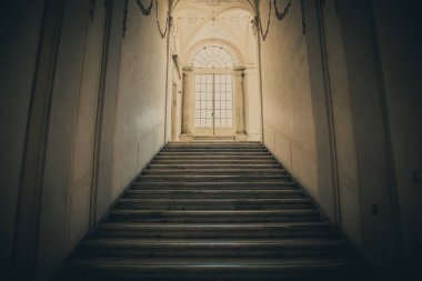 Antik karanlık merdiven - Grunge iç mekan, hiç kimse, boş bina mimarisi, pencere
