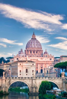 ROME, ITALY - Haziran 2023: Tiber nehir köprüsü Vatikan Şehri ve Aziz Peter Katedrali Kubbesi