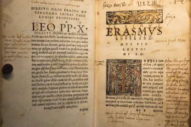 Torino, İtalya - 22 Nisan 2023: Erasmo da Rotterdam - Erasmus Roterodamus - Yeni Ahit, ilk olarak 1516 yılında basıldı. Eski el yazması