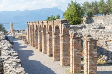 İtalya 'ya seyahat. Catullus 'un mağaraları, Sirmione' deki antik Roma villası, Garda Gölü - MS 1. yüzyıl.