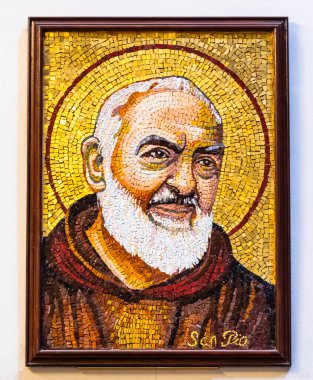 RAVENNA, İtalya - 12 Haziran 2024: Peder Pius 'un mozaiği - Padre Pio - Santa Maria Maddalena Kilisesi