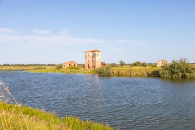 İtalya, mavi gökyüzü ile Comacchio gölü. Ülke ve kanallı Panorama.