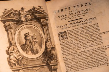 Torino, İtalya - 22 Ağustos 2023. Kraliyet Müzesi. Giorgio Vasari 'nin kitabı Le Vite, 1550. Leonardo da Vinci portresiyle sayfa