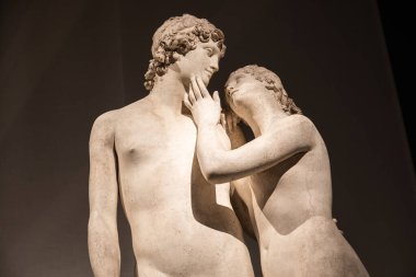 Bassano del Grappa, İtalya - Aralık 2022: Venüs ve Adonis, yazan Antonio Canova, 1822. Klasik heykel, aşk konsepti, romantizm, güzellik