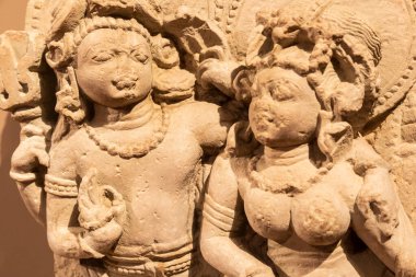 Torino, İtalya - Mayıs 2023: Doğu Sanat Müzesi - Shiva, Hindu tanrısı, eşi Parvati ile birlikte. Tantra, Kamasutra, tantrik seks kavramı