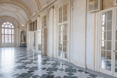 Venaria Reale, İtalya - 16 Temmuz 2023: lüks galeri perspektifi, dekoratif mermer, kapalı alan, hiç kimse, Kraliyet Sarayı. İtalya 'ya seyahat.