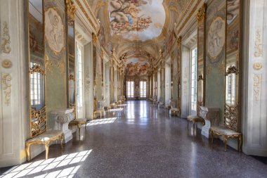 Cenova, İtalya - 6 Ağustos 2023: Kraliyet Sarayı içi. Lüks mermer, pencereli ve aynalı galeri.