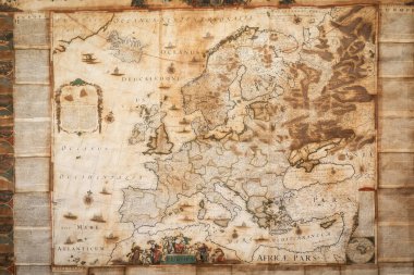 Cenova, İtalya - 8 Ağustos 2023: Spinola Sarayı. Orijinal antik harita Avrupalıların 17. yüzyılın ortalarında Avrupa 'yı tanıdıklarını gösteriyor. Keşif, coğrafya, vintage arkaplan