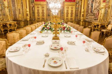 Torino, İtalya - Nisan 2023 Kraliyet Sarayı Yemek Odası. Lüks, zarif antik iç mimari, yaklaşık 1860 'larda.