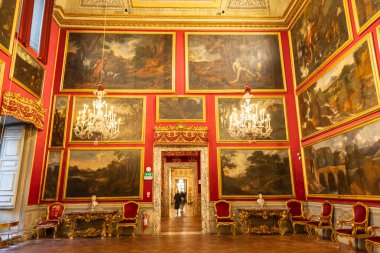 Roma, İtalya - 28 Aralık 2023: Doria Pamphilj Sarayı, 16. yüzyıl lüks sanat koleksiyonu.