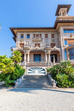 Imperia, İtalya - 14 Ağustos 2023 Villa Grock. Ünlü palyaçonun tarihi evi, mavi gökyüzü güneşli bir gün.