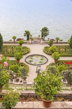 Isola Bella, İtalya - 1 Ağustos 2023: Maggiore Gölü 'ndeki barok İtalyan bahçesi. Manzaralı manzara.