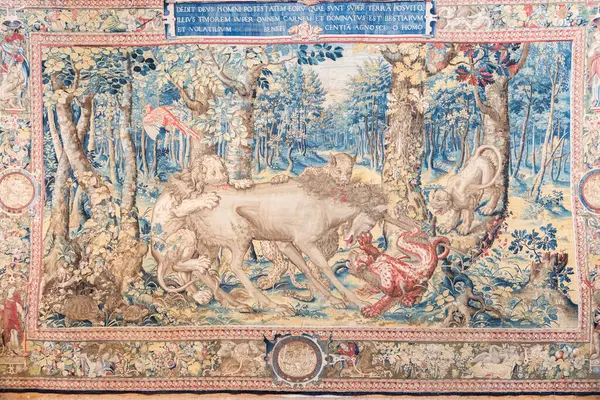 Isola Bella, İtalya - 1 Ağustos 2023: Borromeo Sarayı 'ndaki antik İtalyan duvar halısının ayrıntıları. İç duvarlarda antik süslemeler, fantezi yaratıkları.
